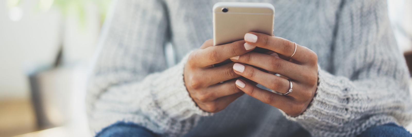 Frau am Telefon
